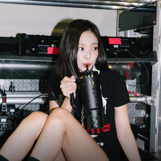 Stanley x JENNIE Quencher Luxe Tumbler 30 oz Midnight Ruby – Limited Edition Insulated Tumbler for BLACKPINK Fans