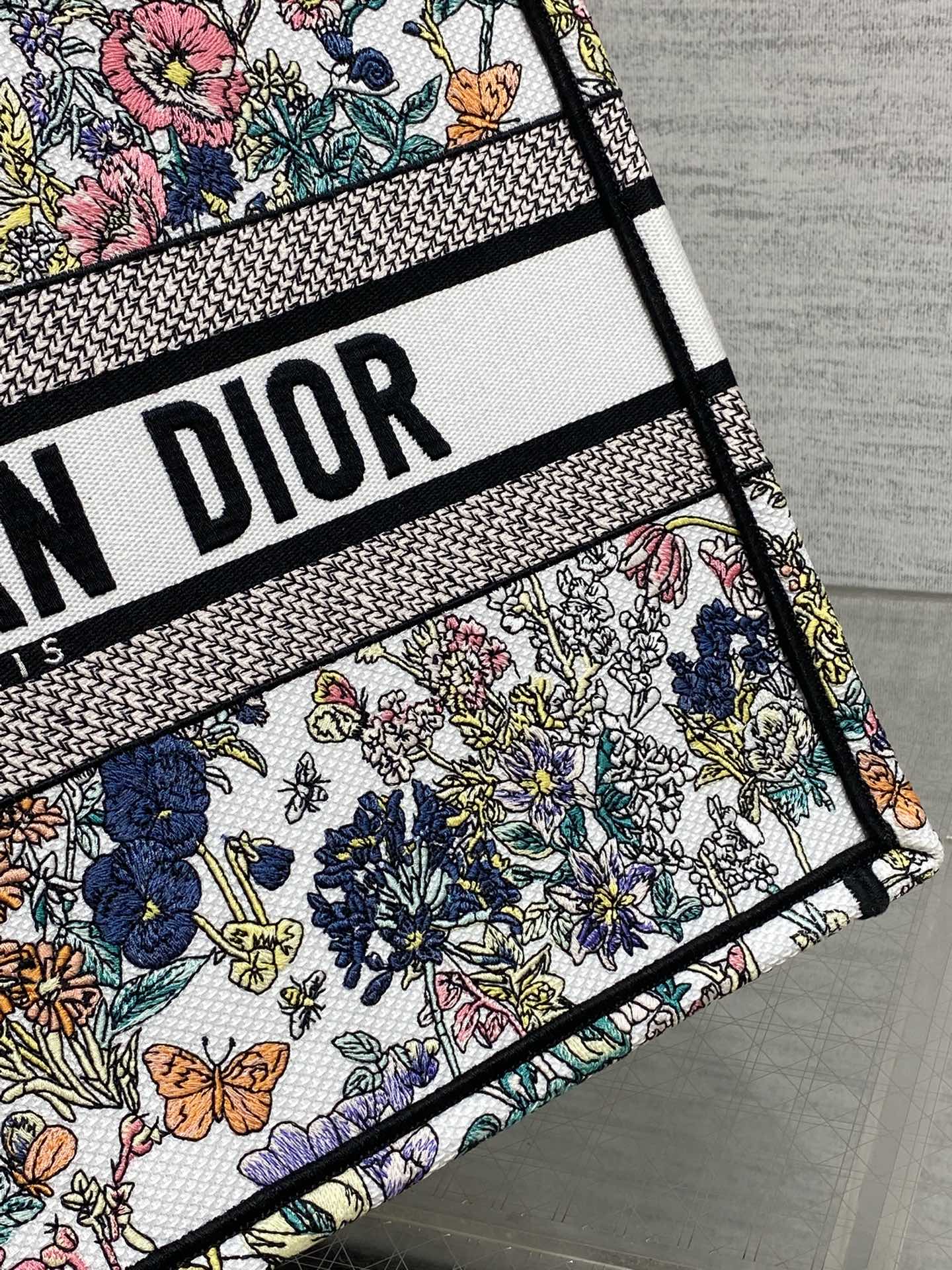 DIOR 25S LUCKY MEDIUM BOOK TOTE 36 IN MULTICOLOR COTTON FLOWERS CALENDAR ALLOVER EMBROIDERY