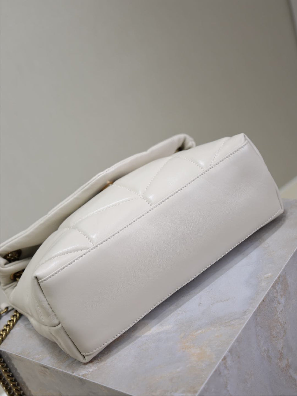 YSL 25S LOULOU PUFFER MM 29 IN BLANC VINTAGE CALFSKIN GOLD HARDWRE